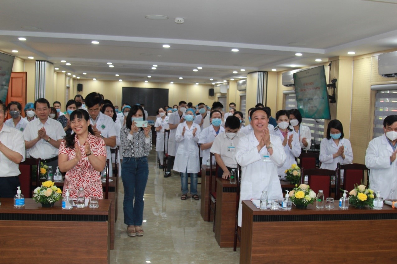Đại biểu tham dự ôn lại thực hành vệ sinh tay nhanh